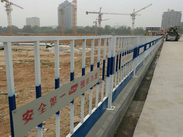 豎桿基坑護(hù)欄圖片2